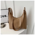 Detailopname van de kakibruine leren hobo-tas met gouden hardware en een brede schouderriem - Khaki