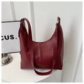 Detail van bordeauxrode leren shopper met verticale stiksels en gouden metalen ringen - Rood