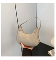 Vista detallada del bolso hobo de strass plateado champán con superficie de cristal brillante - Dorado