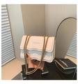 Detalle del bolso de cuero PU blanco acolchado con correa de cadena dorada gruesa - Estilo de Borde Ondulado / Blanco