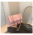 Bolso bandolera rosa con solapa ondulada, cadena dorada y logotipo sobre cuero rosa - Estilo de Borde Ondulado / Rosa