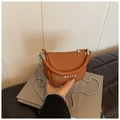 Dettaglio borsa a sella marrone con stelle argentate e trama in pelle a grana di litchi - Marrone