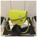 Sac selle vert néon avec fermoir rotatif argenté et bandoulière assortie - Vert