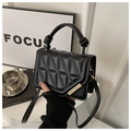 Borsa a mano trapuntata nera minimalista con manico a nodo e chiusura in metallo oro - Nero