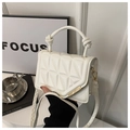 Borsa bianca a mano trapuntata geometrica con manico superiore e dettagli in oro lusso - Bianco