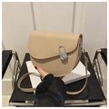 Sacoche selle beige minimaliste avec fermoir métallique argenté et bandoulière en cuir - Kaki