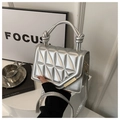 Mini borsa argento metallizzato con trapuntatura a rombi e manico a nodo elegante - Argento