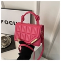 Borsa a mano fucsia con trapuntatura geometrica e dettagli a nodo dorati - rosa acceso
