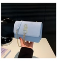 Dettaglio della borsa a tracolla azzurra con fibbia dorata a S e nappa con lunghe frange - Blu