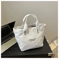 Detalle de bolso tote de lona blanca con letras negras y remaches metálicos reforzados - Blanco
