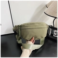 Détail du sac de poitrine vert olive avec tirette de fermeture tissée et bandoulière en nylon - Vert Militaire