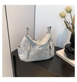 Dettaglio borsa hobo grigia marmorizzata con tasche zip e anelli in metallo argento - Argento