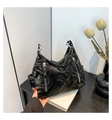 Dettaglio della borsa in pelle verniciata nera con trama marmorea e zip argentate - Nero