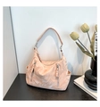 Dettaglio borsa hobo rosa marmorizzata con tasche a zip e trama impermeabile - Rosa