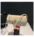 Elegante bolso baguette crema con hebilla metálica dorada y acabado de cuero liso - Blanco