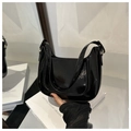 Bolso de hombro de charol negro brillante con detalles de hebilla lateral metálica - Negro