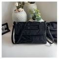 Bolso bandolera negro minimalista con textura de papel arrugado y acabado mate - Negro