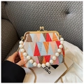 Dettaglio borsa a conchiglia patchwork vintage con manico di perle e catena - Rosa