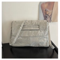Bolso bandolera minimalista gris claro con textura plisada en cuero sintético - Plateado