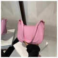 Nahaufnahme einer rosa Lackleder-Achseltasche mit glänzender Oberfläche auf Spiegel - Rosa
