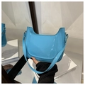 Detail der hellblauen Lackleder-Unterarmtasche mit Hochglanz-Finish und Metallschnalle - Blau