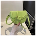 Detalle del bolso de silla verde neón con hebilla redonda y acabado en cuero liso - Verde