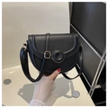 Detalle del bolso de silla negro mate con hebilla circular única y toques de metal dorado - Negro