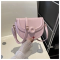 Detalle del bolso de montura rosa con hebilla decorativa y herrajes dorados ajustables - Rosa