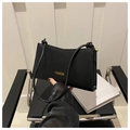 Dettaglio della borsa a spalla in pelle PU nera opaca con scritta FASHION dorata - Nero