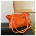 Dettaglio borsa tote arancione in pelle lucida con doppia cucitura verticale decorativa - Arancione