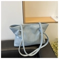Dettaglio della borsa tote azzurra con cuciture bianche a contrasto e pelle PU lucida - Blu
