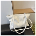 Dettaglio della borsa tote in pelle lucida bianca con doppie cuciture per il lavoro - Bianco