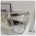 Dettaglio della borsa tote argento metallizzato con finiture dorate e texture - Argento
