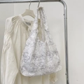 Detail van witte canvas tas met vlinderborduursel en gerafelde kanten randen voor dames - Broken Wit