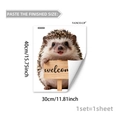 Detailweergave van de 30x40cm egel raamsticker met exacte maten en de afmetingen - Egel die Welcome-bord Vasthoudt (D20725)