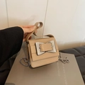 Lichtbruine retro mini crossbodytas van leer met grote zilveren strikgesp en ketting - Khaki