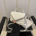 Witte V-gequilte kleine crossbodytas met handvat aan de bovenkant en gouden details - Broken Wit