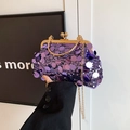 Elegante borsa a mano con paillettes viola, catena dorata e chiusura vintage - Viola