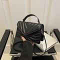 Elegante zwarte gewatteerde crossbodytas met gouden hardware en verfijnd V-stiksel - Zwart