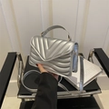 Zilveren metalen kleine vierkante crossbodytas met V-stiksels en afneembare riem - Zilver