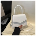 Detail der weißen Trapez-Handtasche aus Leder mit V-Klappe und gebogenem Griff - Weiß