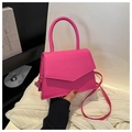 Details zur magentaroten Mini-Handtasche aus Leder mit Griff und Schultergurt - Rosarot