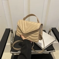 Elegante beige gewatteerde kleine vierkante crossbodytas met handvat en V-stikpatroon - Khaki