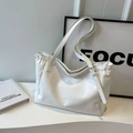 Minimalistische witte kunstleren shopper met geplooide randen en verstelbare schouderriem - Broken Wit