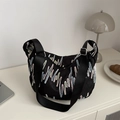 Gesteppte Nylon-Sichel-Tasche mit bunten Wellenmustern und verstellbarem breitem Gurt - Schwarz