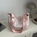 Rosa Halbmond Schultertasche mit bunten Stickereien und breitem Nylon-Gurt - Rosa
