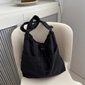 Minimalistische schwarze Nylon Beuteltasche mit verstellbarem Riemen und Kordelzug - Schwarz
