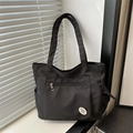 Minimalistische schwarze große Shopper-Tasche mit weißem Patch und breiten Trägern - Schwarz