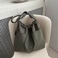 Minimalistische armeegrüne Nylon-Beuteltasche mit zwei Taschen und Kordelzug für Damen - Grün