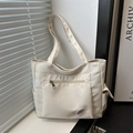 Nylontasche in Off-White mit Reißverschlusstasche vorne und Seitenfach für Flaschen - Weiß